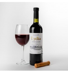 Красное полусладкое вино Лидия